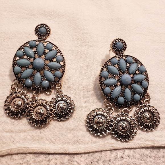 Beautiful Brushed Silvertone with faux lucite turquoise pierced Earrings - Picture 2 of 5